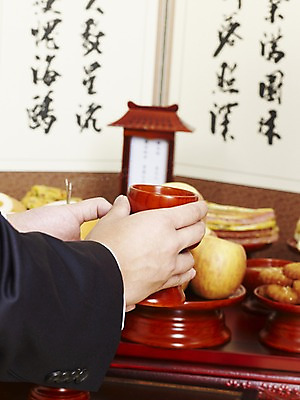 포토 JPG 한국문화 한국전통 손 한식 음식 술잔 한국 실내 손짓 신체부위 사과 상차림 제사 전통의례 제기_제사 병풍 제사상 제사음식 약과 산적 국내포토 동양문화 전통 아시아 과일 모션 잔 사람 내부 전통음식 제사용품 파일형식