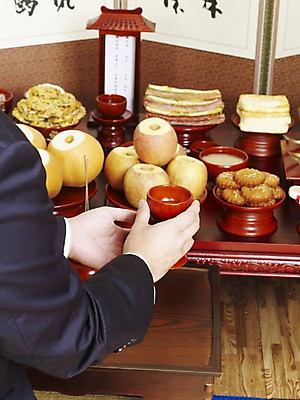 포토 JPG 한국문화 한국전통 손 한식 음식 술잔 과일 한국 실내 손짓 신체부위 배 사과 상차림 제사 전통의례 제기_제사 병풍 제사상 제사음식 약과 산적 식혜 두부전 야채전 국내포토 동양문화 전통 아시아 음료 모션 잔 사람 내부 전통음식 전통차 전 제사용품 파일형식