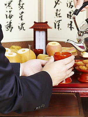 포토 JPG 한국문화 한국전통 손 한식 음식 술잔 과일 주전자 한국 실내 손짓 신체부위 배 사과 상차림 제사 전통의례 제기_제사 병풍 제사상 제사음식 약과 산적 국내포토 동양문화 전통 아시아 모션 주방용품 잔 사람 내부 전통음식 제사용품 파일형식