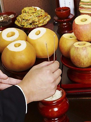 포토 JPG 한국문화 한국전통 손 한식 음식 술잔 과일 한국 실내 손짓 신체부위 쌀 배 사과 상차림 전 제사 전통의례 제기_제사 향 제사상 제사음식 야채전 국내포토 동양문화 전통 아시아 모션 잔 곡류 사람 내부 전통음식 제사용품 파일형식