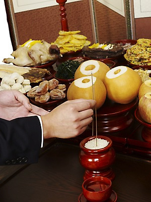 포토 JPG 한국문화 한국전통 손 한식 음식 술잔 과일 건조 한국 실내 손짓 신체부위 쌀 배 고명 밤 상차림 전 제사 전통의례 제기_제사 병풍 향 제사상 제사음식 포 곶감 산적 닭찜 동태전 북어포 야채전 국내포토 동양문화 전통 아시아 모션 잔 곡류 감 사람 내부 전통음식 견과류 찜 건과일 제사용품 파일형식 어포