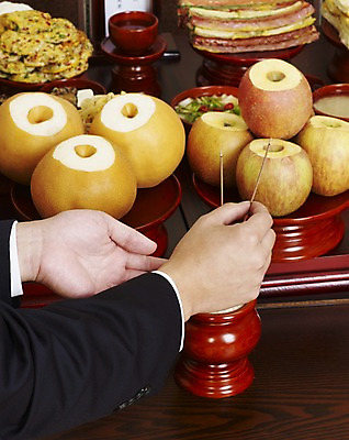 포토 JPG 한국문화 한국전통 손 한식 음식 술잔 과일 한국 실내 손짓 신체부위 쌀 배 사과 상차림 전 제사 전통의례 제기_제사 향 제사상 제사음식 산적 야채전 국내포토 동양문화 전통 아시아 모션 잔 곡류 사람 내부 전통음식 제사용품 파일형식