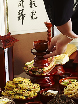 포토 JPG 한국문화 한국전통 손 한식 음식 술잔 김치 떡 한국 실내 손짓 신체부위 상차림 제사 전통의례 국 나물 제기_제사 병풍 제사상 제사음식 나박김치 산적 고사리 도라지나물 두부전 야채전 어탕 국내포토 동양문화 전통 아시아 채소 모션 잔 사람 내부 전통음식 전 제사용품 파일형식