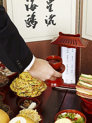 포토 JPG 한국문화 한국전통 손 한식 음식 술잔 과일 김치 한국 실내 손짓 신체부위 배 상차림 제사 전통의례 국 나물 제기_제사 병풍 제사상 제사음식 나박김치 산적 고사리 도라지나물 야채전 어탕 국내포토 동양문화 전통 아시아 채소 모션 잔 사람 내부 전통음식 전 제사용품 파일형식