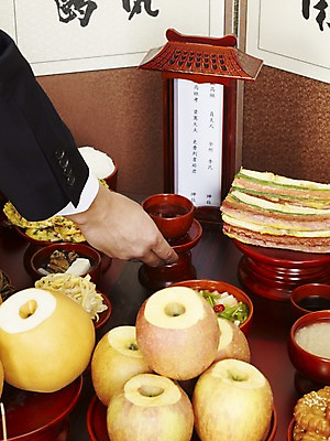 포토 JPG 한국문화 한국전통 손 한식 음식 술잔 과일 김치 한국 실내 손짓 신체부위 배 사과 상차림 제사 전통의례 국 나물 제기_제사 병풍 제사상 제사음식 약과 나박김치 산적 식혜 도라지나물 어탕 국내포토 동양문화 전통 아시아 음료 채소 모션 잔 사람 내부 전통음식 전통차 제사용품 파일형식