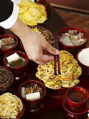 포토 JPG 한국문화 한국전통 손 한식 음식 술잔 젓가락 한국 실내 손짓 신체부위 상차림 제사 전통의례 국 나물 제기_제사 제사상 제사음식 산적 고사리 도라지나물 동태전 야채전 어탕 국내포토 동양문화 전통 아시아 채소 모션 잔 수저 사람 내부 전통음식 전 제사용품 파일형식