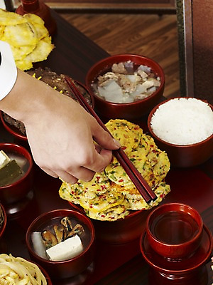 포토 JPG 한국문화 한국전통 손 한식 음식 술잔 젓가락 한국 실내 손짓 신체부위 상차림 전 제사 전통의례 국 제기_제사 제사상 제사음식 야채전 어탕 국내포토 동양문화 전통 아시아 모션 잔 수저 사람 내부 전통음식 제사용품 파일형식