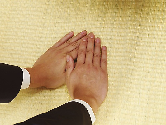 포토 JPG 한국문화 한국전통 손 음식 한국 실내 손짓 신체부위 절 상차림 제사 전통의례 제사상 국내포토 동양문화 전통 아시아 모션 사람 내부 인사 파일형식