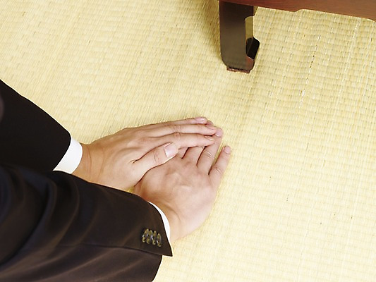 포토 JPG 한국문화 한국전통 손 음식 한국 실내 손짓 신체부위 절 상차림 제사 전통의례 제사상 국내포토 동양문화 전통 아시아 모션 사람 내부 인사 파일형식