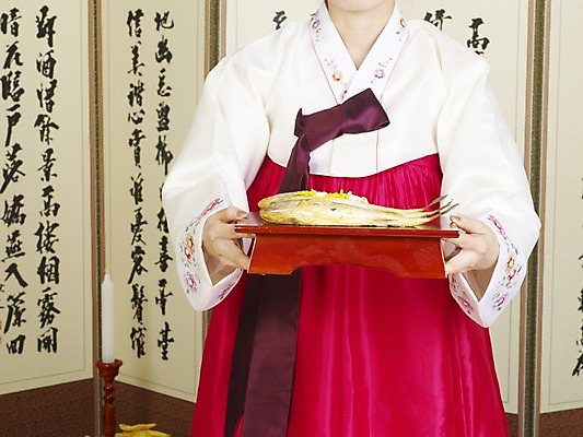 포토 JPG 한국문화 한국전통 여자 한식 음식 초 한국 실내 어류 한명 사람 20대 성인 한국인 전통의상 한복 제사 전통의례 촛대 제기_제사 병풍 제사상 제사음식 여자만 여자한명만 성인여자만 청년만 청년여자만 성인한명만 청년여자한명만 성인여자한명만 성인만 조기_생선 국내포토 1 동양문화 전통 아시아 동양인 청년 내부 수중동물 전통음식 제사용품 파일형식