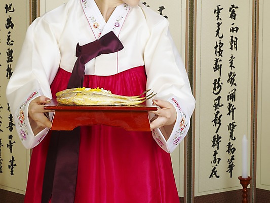 포토 JPG 한국문화 한국전통 여자 한식 음식 초 한국 실내 어류 한명 사람 20대 성인 한국인 전통의상 한복 제사 전통의례 촛대 제기_제사 병풍 제사상 제사음식 여자만 여자한명만 성인여자만 청년만 청년여자만 성인한명만 청년여자한명만 성인여자한명만 성인만 조기_생선 국내포토 1 동양문화 전통 아시아 동양인 청년 내부 수중동물 전통음식 제사용품 파일형식