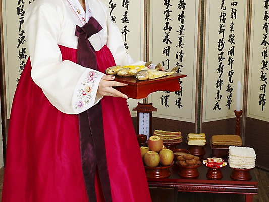 포토 JPG 한국문화 한국전통 여자 한식 음식 과일 떡 한국 실내 한명 사람 20대 성인 한국인 사과 전통의상 한복 상차림 전 제사 전통의례 제기_제사 병풍 제사상 제사음식 약과 산적 두부전 밥풀산자 산자 유과 여자만 여자한명만 성인여자만 청년만 청년여자만 성인한명만 청년여자한명만 성인여자한명만 성인만 조기_생선 국내포토 1 동양문화 전통 아시아 어류 동양인 청년 내부 전통음식 한과 제사용품 파일형식