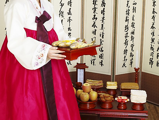 포토 JPG 한국문화 한국전통 여자 한식 음식 과일 초 떡 한국 실내 한명 사람 20대 성인 한국인 사과 전통의상 한복 상차림 전 제사 전통의례 촛대 제기_제사 병풍 제사상 제사음식 약과 산적 두부전 밥풀산자 산자 유과 여자만 여자한명만 성인여자만 청년만 청년여자만 성인한명만 청년여자한명만 성인여자한명만 성인만 조기_생선 국내포토 1 동양문화 전통 아시아 어류 동양인 청년 내부 전통음식 한과 제사용품 파일형식