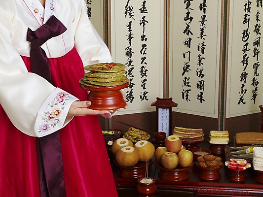 포토 JPG 한국문화 한국전통 여자 한식 음식 과일 떡 한국 실내 한명 사람 20대 성인 한국인 쌀 배 사과 전통의상 한복 상차림 전 제사 전통의례 제기_제사 병풍 향 제사상 제사음식 약과 산적 녹두전 두부전 밥풀산자 산자 야채전 유과 여자만 여자한명만 성인여자만 청년만 청년여자만 성인한명만 청년여자한명만 성인여자한명만 성인만 국내포토 1 동양문화 전통 아시아 곡류 동양인 청년 내부 전통음식 한과 제사용품 파일형식