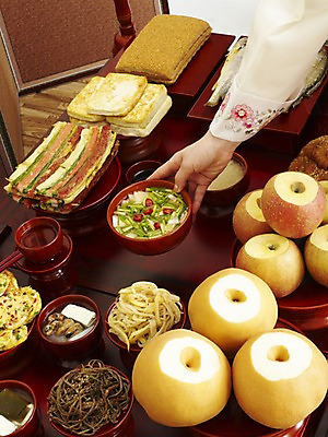 포토 JPG 한국문화 한국전통 손 한식 음식 과일 떡 한국 실내 손짓 신체부위 배 사과 상차림 전 제사 전통의례 국 나물 제기_제사 제사상 제사음식 약과 나박김치 산적 고사리 도라지 도라지나물 두부전 야채전 어탕 편 국내포토 동양문화 전통 아시아 채소 모션 김치 사람 내부 전통음식 제사용품 파일형식