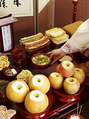 포토 JPG 한국문화 한국전통 손 한식 음식 과일 김치 떡 건조 한국 실내 손짓 신체부위 쌀 배 사과 상차림 전 제사 전통의례 국 나물 제기_제사 병풍 향 제사상 제사음식 약과 나박김치 곶감 산적 고사리 도라지 도라지나물 두부전 편 국내포토 동양문화 전통 아시아 채소 모션 곡류 감 사람 내부 전통음식 건과일 제사용품 파일형식