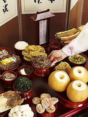 포토 JPG 한국문화 한국전통 손 한식 음식 과일 밥 김치 떡 건조 한국 실내 손짓 신체부위 배 밤 상차림 전 제사 전통의례 국 나물 제기_제사 병풍 제사상 제사음식 나박김치 곶감 산적 고사리 도라지 도라지나물 두부전 북어포 야채전 취나물 편 국내포토 동양문화 전통 아시아 채소 모션 감 사람 내부 전통음식 견과류 건과일 제사용품 파일형식 어포