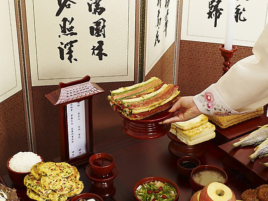 포토 JPG 한국문화 한국전통 손 한식 음식 과일 초 밥 김치 떡 한국 실내 손짓 신체부위 사과 상차림 전 제사 전통의례 촛대 제기_제사 병풍 제사상 제사음식 약과 나박김치 산적 식혜 두부전 병어 야채전 조기_생선 국내포토 동양문화 전통 아시아 음료 모션 어류 사람 내부 전통음식 전통차 제사용품 파일형식