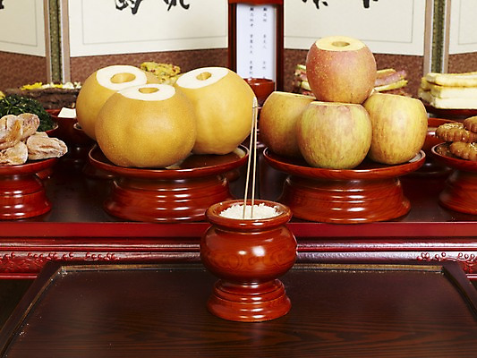 포토 JPG 한국문화 한국전통 한식 음식 과일 건조 한국 실내 사람없음 쌀 배 사과 상차림 제사 전통의례 제기_제사 병풍 향 제사상 제사음식 약과 곶감 산적 두부전 야채전 국내포토 동양문화 전통 아시아 곡류 감 내부 전통음식 전 건과일 제사용품 파일형식