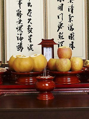 포토 JPG 한국문화 한국전통 한식 음식 과일 한국 실내 사람없음 쌀 배 사과 상차림 제사 전통의례 제기_제사 병풍 향 제사상 제사음식 국내포토 동양문화 전통 아시아 곡류 내부 전통음식 제사용품 파일형식