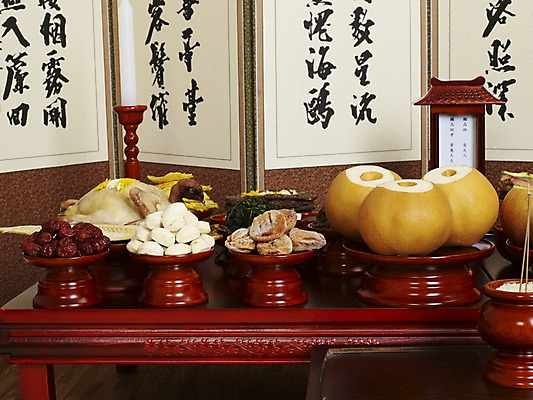 포토 JPG 한국문화 한국전통 한식 음식 과일 초 건조 한국 실내 사람없음 닭고기 쌀 배 밤 상차림 제사 전통의례 촛대 대추 제기_제사 병풍 향 제사상 제사음식 곶감 건대추 닭찜 국내포토 동양문화 전통 아시아 곡류 육류 감 내부 전통음식 견과류 찜 건과일 제사용품 파일형식