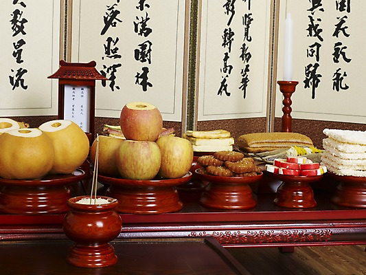 포토 JPG 한국문화 한국전통 한식 음식 과일 초 떡 한국 실내 사람없음 쌀 배 사과 상차림 전 제사 전통의례 촛대 제기_제사 병풍 향 제사상 제사음식 약과 산적 두부전 밥풀산자 산자 유과 국내포토 동양문화 전통 아시아 곡류 내부 전통음식 한과 제사용품 파일형식