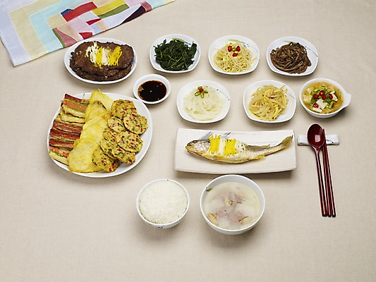 포토 JPG 한국문화 한국전통 그릇 접시 한식 음식 젓가락 밥 한국 실내 사람없음 하이앵글 숟가락 고명 상차림 전 국 나물 간장 제사상 제사음식 명절음식 조각보 산적 고사리 도라지나물 동태전 무나물 야채전 육탕 취나물 콩나물무침 조기_생선 국내포토 동양문화 전통 식기 아시아 뷰포인트 채소 수저 어류 내부 전통음식 보자기_천 양념 제사 탕 무침 파일형식