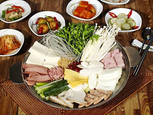 포토 JPG 그릇 접시 한식 식재료 젓가락 반찬 김치 수저 실내 사람없음 목재 숟가락 소시지 냄비 상차림 깍두기 햄 나무바닥 두부 팽이버섯 쑥갓 송이버섯 버섯볶음 감자조림 당면 부대전골 부대찌개 쌀떡 오이무침 국내포토 나무 식기 음식 채소 재료 바닥 떡 육류 내부 버섯 가공식품 솥 찌개 볶음 전골 무침 조림 파일형식