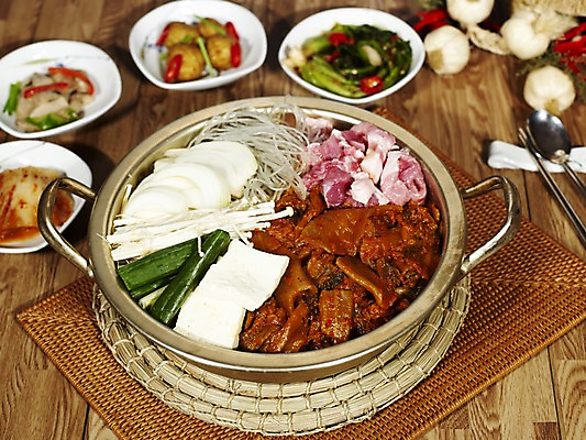 포토 JPG 그릇 접시 젓가락 반찬 김치 수저 실내 마늘 돼지고기 사람없음 목재 장식 숟가락 냄비 상차림 담기 나무바닥 열무김치 냄비받침 감자조림 김치전골 국내포토 나무 식기 한식 음식 채소 재료 모션 바닥 육류 내부 솥 받침대 전골 조림 파일형식