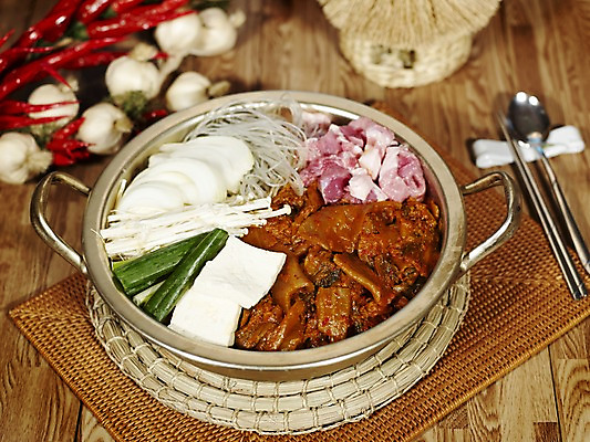 포토 JPG 식재료 젓가락 실내 마늘 돼지고기 사람없음 냄비 나무바닥 두부 팽이버섯 파 냄비받침 김치찌개 김치전골 당면 마늘꾸러미 국내포토 채소 바닥 수저 육류 내부 버섯 솥 찌개 받침대 전골 파일형식