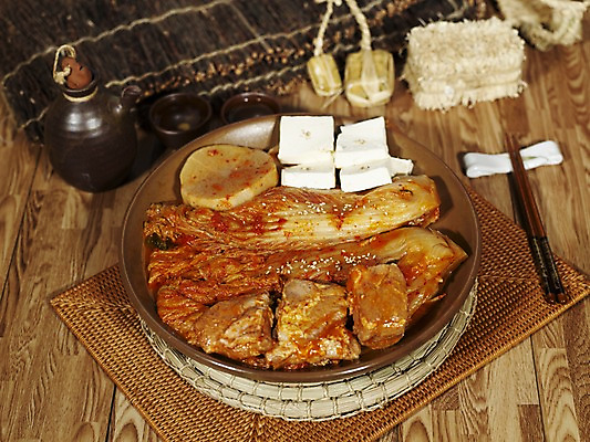 포토 JPG 그릇 접시 한식 음식 술잔 식재료 젓가락 술병 잔 실내 육류 돼지고기 사람없음 목재 가로 도자기 다기 상차림 찜 나무바닥 두부 메주 냄비받침 김치찜 나무발 원목무늬 국내포토 나무 식기 무늬 재료 병_용기 바닥 주류 수저 내부 다도 받침대 파일형식