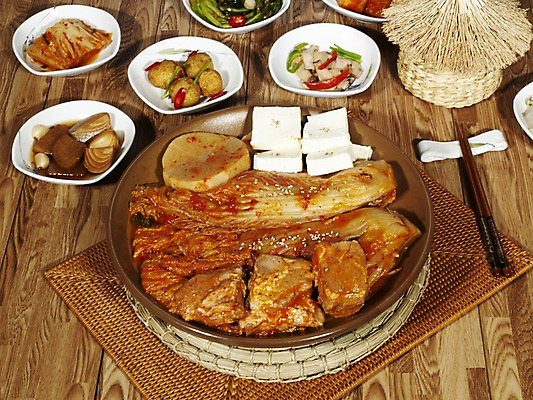 포토 JPG 그릇 접시 한식 음식 식재료 젓가락 반찬 김치 실내 육류 돼지고기 사람없음 목재 가로 상차림 찜 나무바닥 두부 냄비받침 버섯볶음 감자조림 김치찜 양파장아찌 원목무늬 국내포토 나무 식기 무늬 재료 바닥 수저 내부 받침대 볶음 조림 장아찌 파일형식