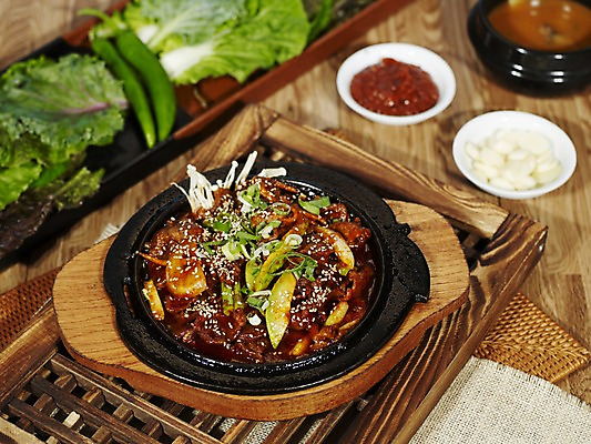 포토 JPG 한식 채소 식재료 실내 돼지고기 사람없음 상추 나무틀 된장찌개 뚝배기 쌈 나무바닥 종지 쌈장 풋고추 나무창틀 저민마늘 제육볶음 국내포토 그릇 음식 고추 바닥 육류 틀 내부 양념 찌개 창틀 파일형식