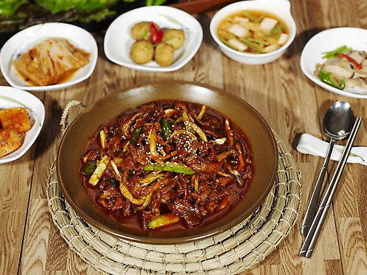 포토 JPG 그릇 접시 한식 음식 식재료 젓가락 반찬 김치 한국 실내 육류 돼지고기 사람없음 목재 가로 숟가락 상차림 깍두기 볶음 나무바닥 물김치 냄비받침 감자조림 원목무늬 제육볶음 국내포토 나무 식기 아시아 무늬 재료 바닥 수저 내부 받침대 조림 파일형식