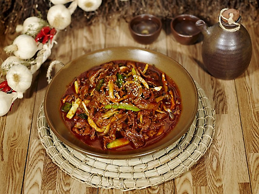 포토 JPG 한식 음식 술잔 식재료 술병 잔 한국 실내 마늘 육류 돼지고기 사람없음 목재 장식 가로 볶음 나무바닥 냄비받침 마늘꾸러미 원목무늬 제육볶음 국내포토 나무 식기 아시아 무늬 채소 재료 병_용기 바닥 주류 내부 받침대 파일형식