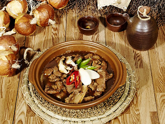 포토 JPG 한식 음식 술잔 식재료 고추 양파 술병 잔 실내 육류 돼지고기 사람없음 목재 장식 가로 버섯 도자기 냄비 다기 찜 나무바닥 홍고추 풋고추 냄비받침 갈비찜 양파꾸러미 원목무늬 국내포토 나무 식기 무늬 채소 재료 병_용기 바닥 주류 내부 솥 다도 받침대 갈비 파일형식