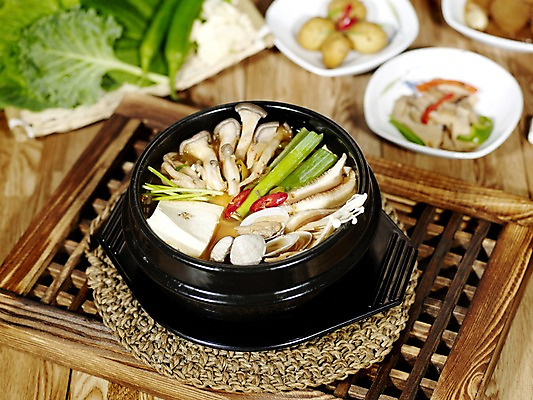 포토 JPG 그릇 접시 한식 채소 반찬 실내 사람없음 상차림 나무틀 된장찌개 쌈 나무바닥 홍고추 두부 파 냄비받침 버섯볶음 감자조림 나무창틀 바지락 국내포토 식기 음식 고추 조개 바닥 틀 내부 찌개 받침대 볶음 창틀 조림 파일형식