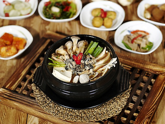 포토 JPG 그릇 접시 한식 음식 식재료 반찬 김치 실내 사람없음 목재 가로 상차림 나무틀 찌개 깍두기 된장찌개 나무바닥 열무김치 냄비받침 버섯볶음 감자조림 나무창틀 오이무침 원목무늬 국내포토 나무 식기 무늬 재료 바닥 틀 내부 받침대 볶음 창틀 무침 조림 파일형식