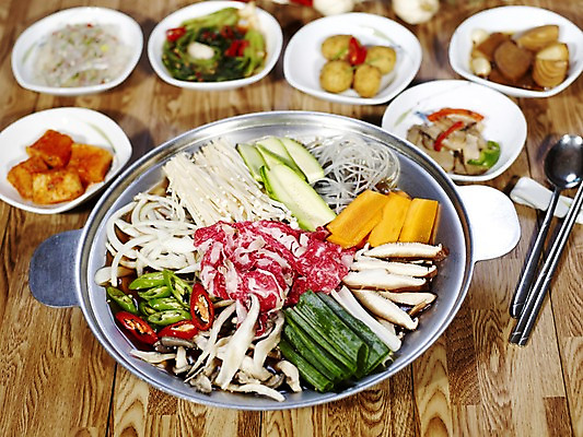 포토 JPG 그릇 접시 한식 음식 식재료 젓가락 고추 반찬 김치 한국 수저 실내 육류 사람없음 목재 가로 숟가락 소고기 상차림 깍두기 나무바닥 홍고추 풋고추 불고기 열무김치 버섯볶음 감자조림 불고기쌈밥 양파장아찌 원목무늬 국내포토 나무 식기 아시아 무늬 채소 재료 바닥 내부 볶음 조림 쌈밥 장아찌 파일형식