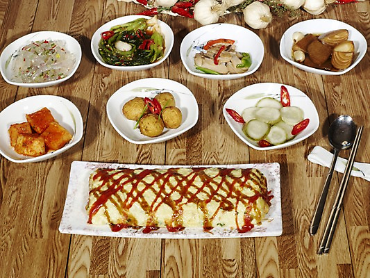 포토 JPG 그릇 접시 음식 식재료 젓가락 반찬 김치 수저 실내 마늘 사람없음 목재 가로 숟가락 상차림 깍두기 나무바닥 계란말이 열무김치 버섯볶음 감자조림 마늘꾸러미 양파장아찌 오이무침 왕계란말이 원목무늬 국내포토 나무 식기 한식 무늬 채소 재료 바닥 내부 계란요리 볶음 무침 조림 장아찌 파일형식