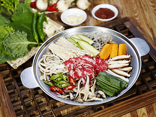 포토 JPG 한식 음식 채소 식재료 고추 양파 피망 파프리카 한국 실내 마늘 육류 사람없음 목재 가로 버섯 소고기 나무틀 쌈 나무바닥 홍고추 깻잎 종지 쌈장 풋고추 파 불고기 나무창틀 당면 마늘꾸러미 불고기쌈밥 원목무늬 저민마늘 국내포토 나무 그릇 아시아 무늬 재료 바닥 틀 내부 양념 창틀 쌈밥 파일형식