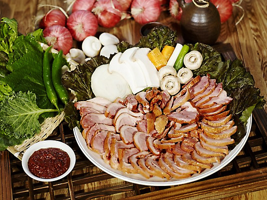 포토 JPG 그릇 접시 음식 채소 술잔 식재료 고추 양파 술병 잔 파프리카 실내 육류 사람없음 가로 상추 나무틀 쌈 깻잎 양송이 종지 쌈장 풋고추 파 송이버섯 오리고기 훈제 나무창틀 양파꾸러미 훈제오리 국내포토 식기 병_용기 오리 주류 틀 내부 버섯 양념 창틀 파일형식