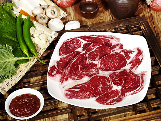 포토 JPG 그릇 접시 채소 술잔 식재료 고추 술병 잔 실내 생고기 육류 사람없음 가로 버섯 소고기 나무틀 쌈 홍고추 깻잎 양송이 종지 쌈장 한우 풋고추 나무창틀 등심 저민마늘 국내포토 식기 병_용기 주류 틀 내부 양념 창틀 파일형식