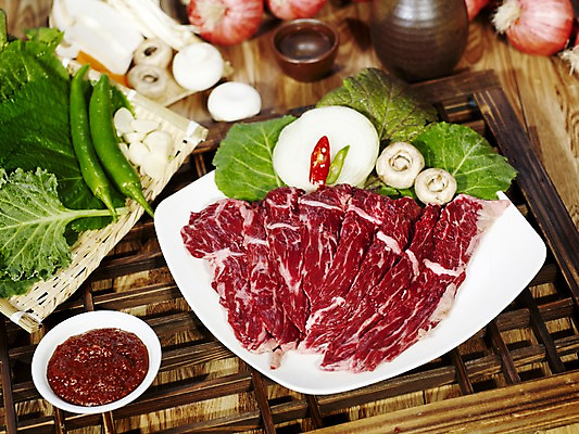 포토 JPG 그릇 접시 채소 술잔 식재료 고추 양파 술병 잔 실내 생고기 육류 사람없음 가로 버섯 소고기 상추 나무틀 쌈 홍고추 깻잎 양송이 종지 쌈장 한우 풋고추 나무창틀 저민마늘 토시살 국내포토 식기 병_용기 주류 틀 내부 양념 창틀 파일형식