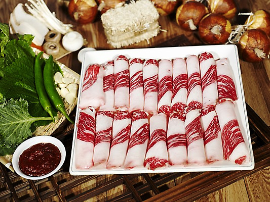 포토 JPG 그릇 접시 채소 식재료 고추 양파 실내 생고기 육류 사람없음 장식 가로 버섯 소고기 나무틀 쌈 홍고추 깻잎 양송이 종지 쌈장 한우 풋고추 나무창틀 양파꾸러미 저민마늘 차돌박이 국내포토 식기 틀 내부 양념 창틀 파일형식