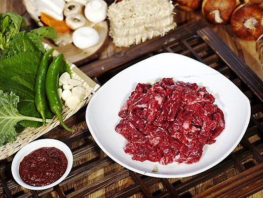 포토 JPG 그릇 접시 채소 식재료 고추 실내 생고기 육류 사람없음 가로 버섯 나무틀 쌈 깻잎 양송이 종지 쌈장 한우 풋고추 나무창틀 안창살 저민마늘 국내포토 식기 틀 내부 소고기 양념 창틀 파일형식