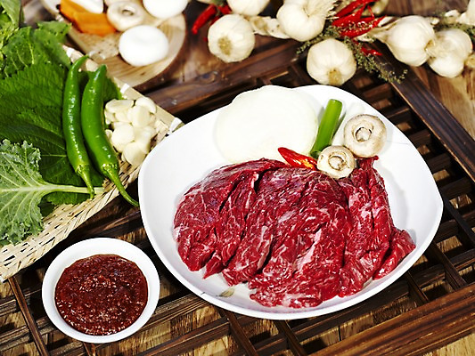 포토 JPG 그릇 접시 채소 식재료 고추 양파 실내 마늘 생고기 육류 사람없음 가로 버섯 소고기 나무틀 쌈 홍고추 깻잎 양송이 종지 쌈장 한우 풋고추 나무창틀 마늘꾸러미 저민마늘 치마살 국내포토 식기 틀 내부 양념 창틀 파일형식