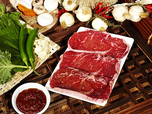 포토 JPG 그릇 접시 채소 식재료 고추 실내 마늘 생고기 육류 사람없음 가로 버섯 소고기 나무틀 쌈 홍고추 깻잎 양송이 종지 쌈장 한우 풋고추 나무창틀 마늘꾸러미 저민마늘 채끝살 국내포토 식기 틀 내부 양념 창틀 파일형식