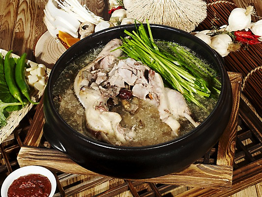 포토 JPG 음식 식재료 고추 실내 마늘 사람없음 나무틀 뚝배기 홍고추 대추 양송이 팽이버섯 풋고추 부추 오리고기 나무받침 나무창틀 마늘꾸러미 오리탕 한방오리탕 국내포토 채소 오리 육류 틀 내부 목재 버섯 받침대 탕 창틀 파일형식