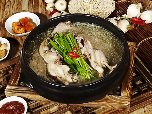 포토 JPG 음식 식재료 반찬 실내 마늘 사람없음 나무틀 뚝배기 홍고추 부추 오리고기 나무창틀 마늘꾸러미 오리탕 한방오리탕 국내포토 채소 고추 오리 육류 틀 내부 탕 창틀 파일형식